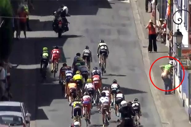 Penonton `Ngledek` Tour de France dengan Bokongnya